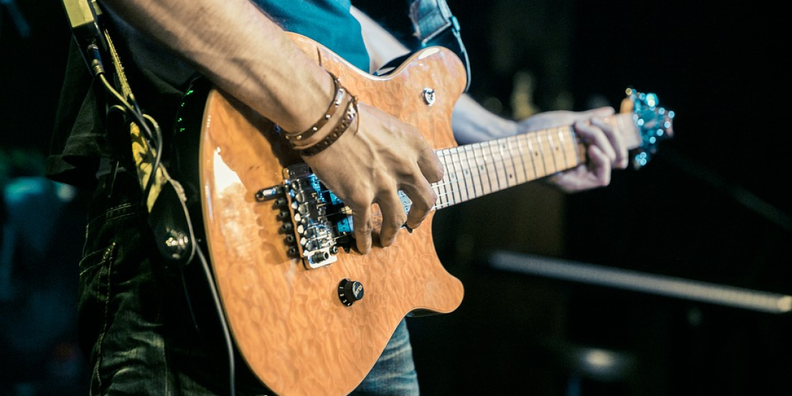 ¿Tú debut en el escenario? Aquí 6 consejos para tocar la guitarra en vivo por primera vez