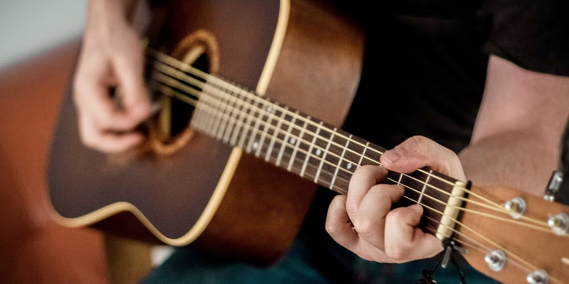Mejores guitarras acusticas para principiantes: 7 opciones para ti 2023