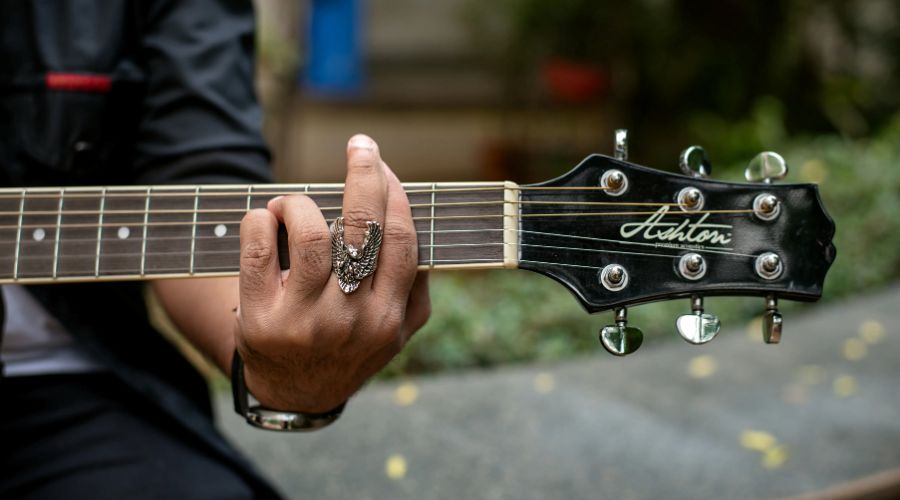 Uñas largas: ¿Amigas o enemigas para los guitarristas?