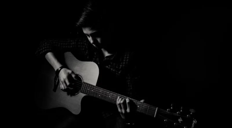 Dominar las afinaciones de guitarra: Tipos esenciales y consejos