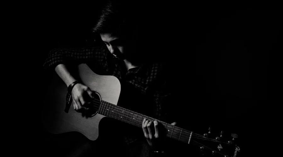Dominar las afinaciones de guitarra: Tipos esenciales y consejos